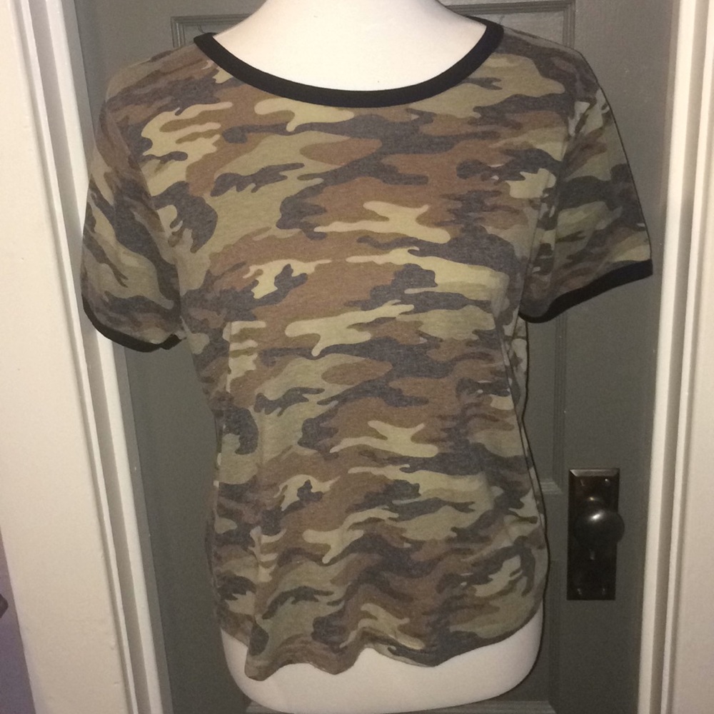 ❤️ Camouflage top with black piping Rue 21 XL